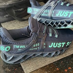 JUST SO Men's Lightweight Knit Runner in Black with Mint Accents